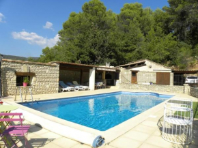 Villa spacieuse à Lioux avec piscine privée et vue montagne